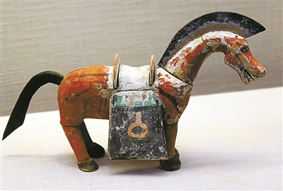宁博明起展出 新疆丝绸之路文物精品