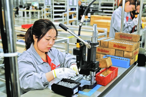 3月28日,卓郎新疆智能机械有限公司工人在生产车间装配钢领板.