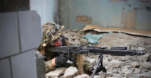 德军机械化步兵在格鲁吉亚演习 mg3中口径机枪担任支援火力